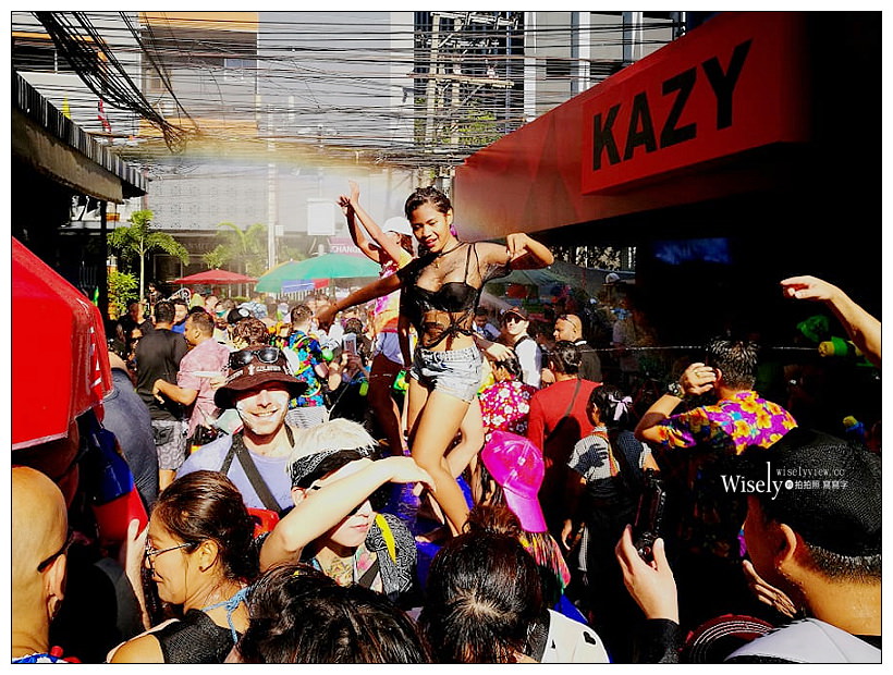 2019曼谷自由行5-5︱紅大哥水門雞飯二店、泰國潑水節(席隆路／暹邏廣場／Central World)、ICONSIAM暹邏天地、拉差達火車夜市(水果冰沙西施)