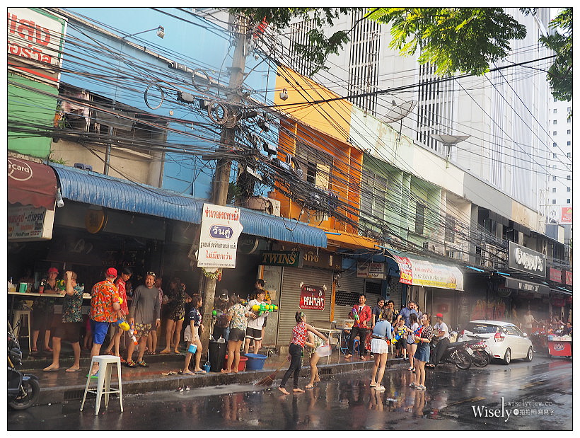 2019曼谷自由行5-5︱紅大哥水門雞飯二店、泰國潑水節(席隆路／暹邏廣場／Central World)、ICONSIAM暹邏天地、拉差達火車夜市(水果冰沙西施)