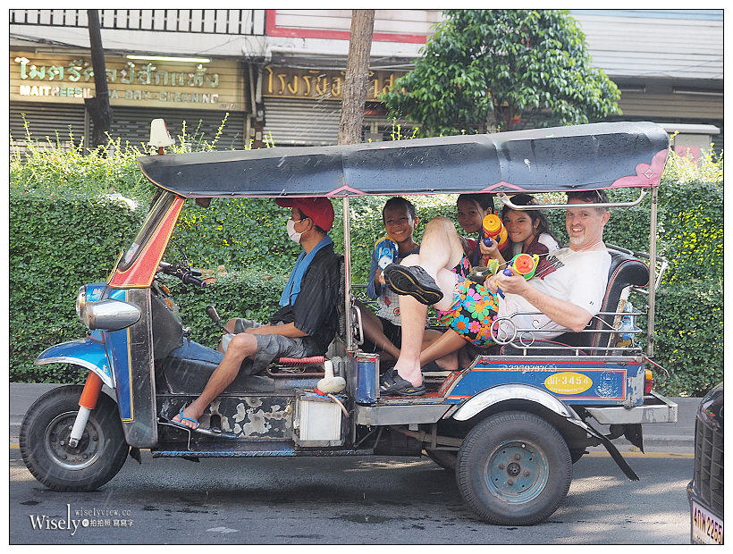 2019曼谷自由行5-5︱紅大哥水門雞飯二店、泰國潑水節(席隆路／暹邏廣場／Central World)、ICONSIAM暹邏天地、拉差達火車夜市(水果冰沙西施)