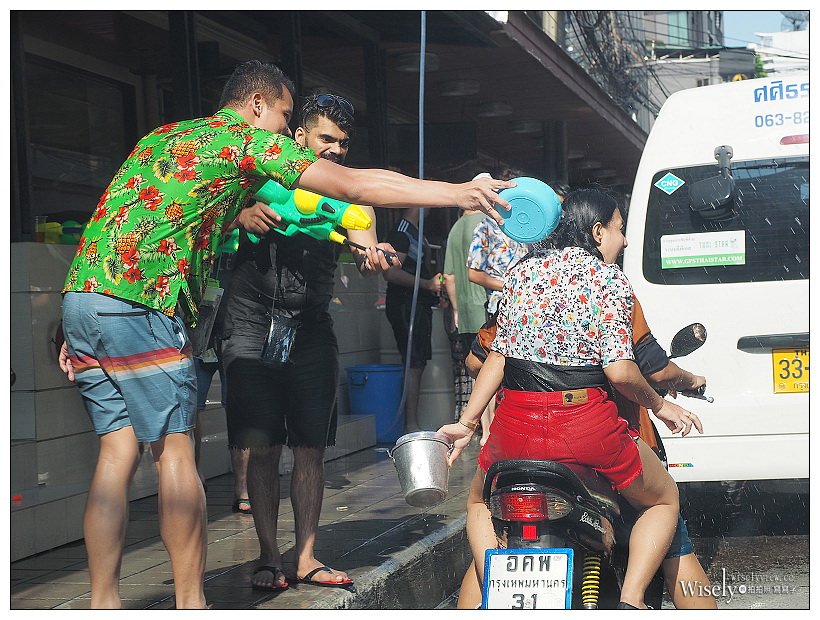 2019曼谷自由行5-5︱紅大哥水門雞飯二店、泰國潑水節(席隆路／暹邏廣場／Central World)、ICONSIAM暹邏天地、拉差達火車夜市(水果冰沙西施)