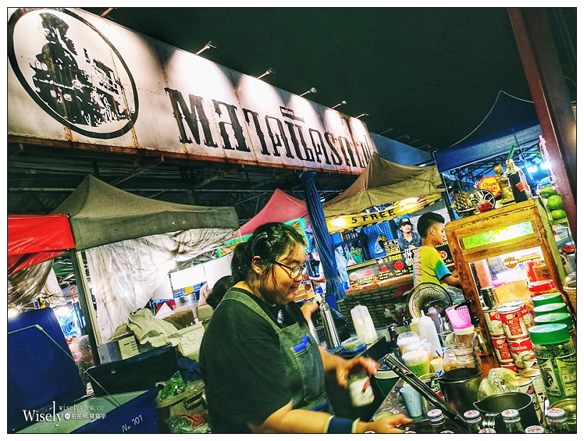 2019曼谷自由行5-5︱紅大哥水門雞飯二店、泰國潑水節(席隆路／暹邏廣場／Central World)、ICONSIAM暹邏天地、拉差達火車夜市(水果冰沙西施)