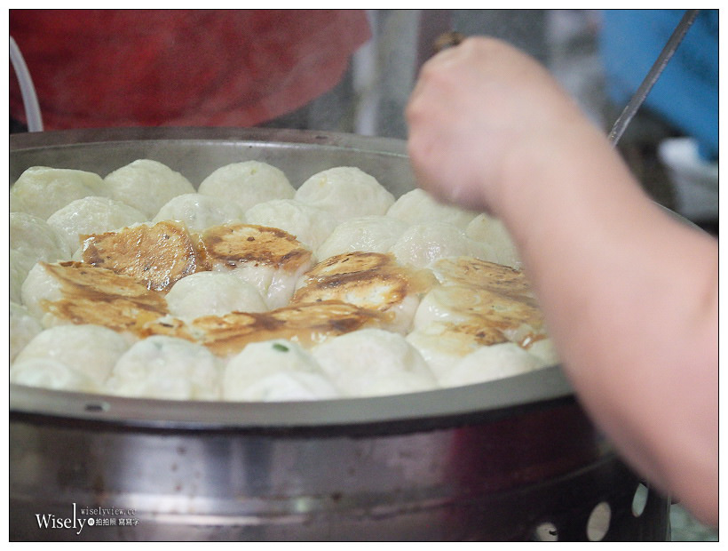 高雄鹽埕 下一鍋水煎包︱老字號排隊美食，皮薄饀香預約尤佳