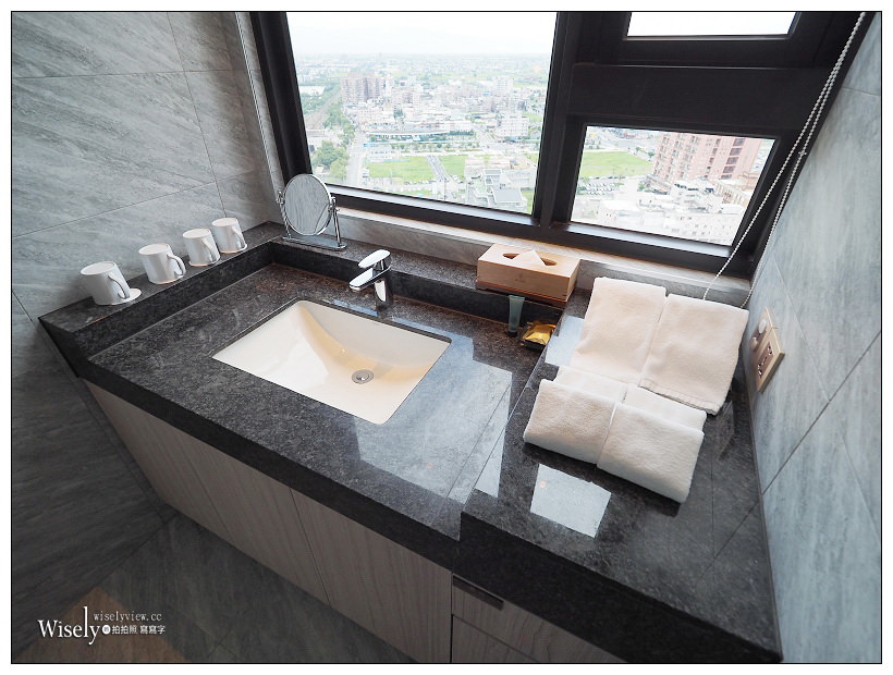 宜蘭住宿。羅東村却國際溫泉酒店︱市中心超吸睛百萬夜景，設施多元日系風格～提供奈米牛奶浴溫泉／健身房／游泳池／中西美饌午茶／低價高空酒吧，網美打卡約會推薦