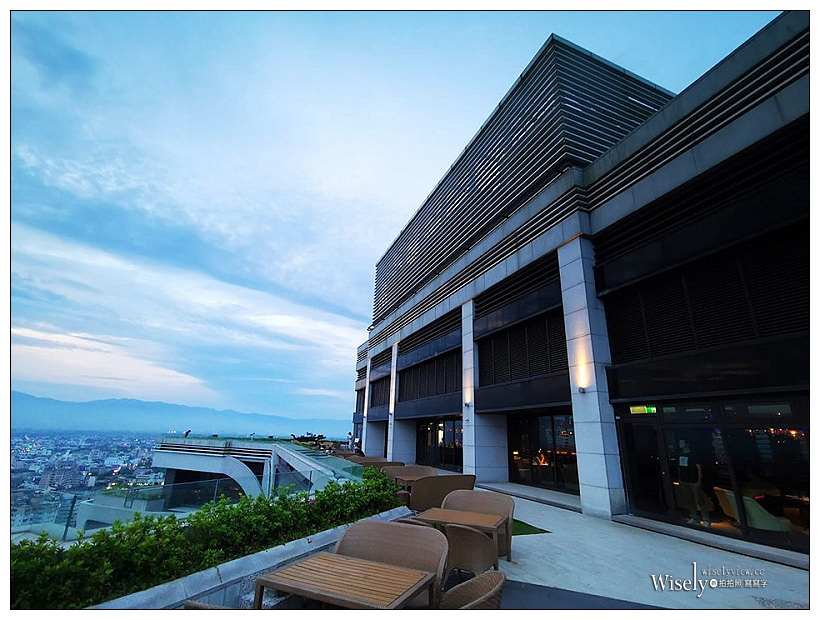 宜蘭住宿。羅東村却國際溫泉酒店︱市中心超吸睛百萬夜景，設施多元日系風格～提供奈米牛奶浴溫泉／健身房／游泳池／中西美饌午茶／低價高空酒吧，網美打卡約會推薦