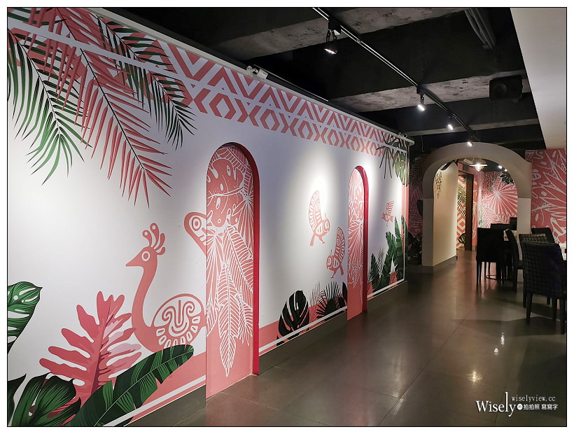 肉多多火鍋(重慶南路)二代店︱粉紅花草彩繪打卡牆／新增兒童遊戲區／多項湯底可供選擇／打卡送肉盤菜餐換肉／冰品甜點飲料吃到飽，捷運台大醫院站美食