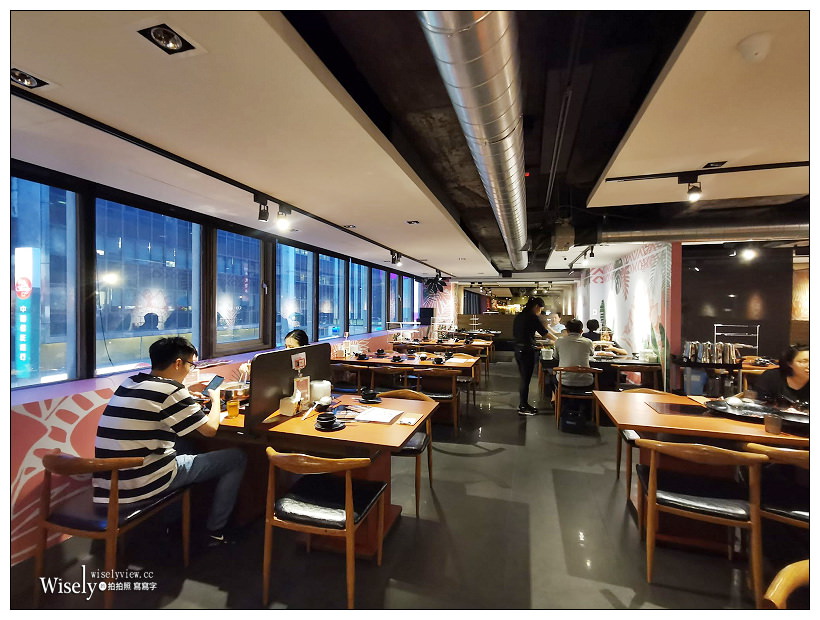 肉多多火鍋(重慶南路)二代店︱粉紅花草彩繪打卡牆／新增兒童遊戲區／多項湯底可供選擇／打卡送肉盤菜餐換肉／冰品甜點飲料吃到飽，捷運台大醫院站美食