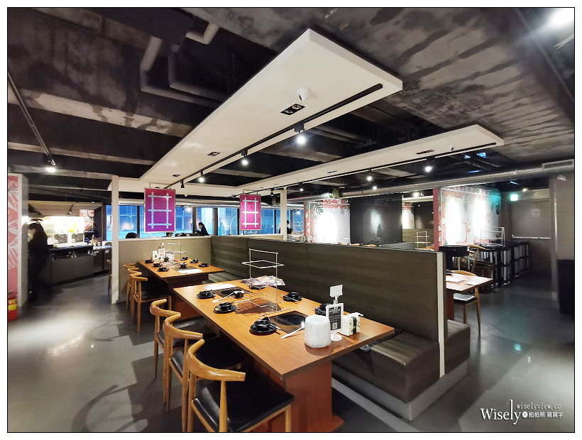 肉多多火鍋(重慶南路)二代店︱粉紅花草彩繪打卡牆／新增兒童遊戲區／多項湯底可供選擇／打卡送肉盤菜餐換肉／冰品甜點飲料吃到飽，捷運台大醫院站美食