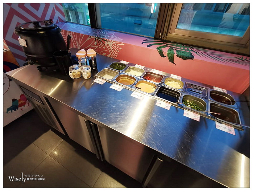 肉多多火鍋(重慶南路)二代店︱粉紅花草彩繪打卡牆／新增兒童遊戲區／多項湯底可供選擇／打卡送肉盤菜餐換肉／冰品甜點飲料吃到飽，捷運台大醫院站美食