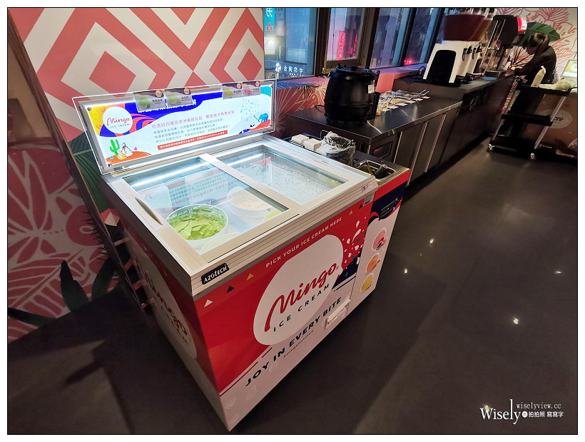 肉多多火鍋(重慶南路)二代店︱粉紅花草彩繪打卡牆／新增兒童遊戲區／多項湯底可供選擇／打卡送肉盤菜餐換肉／冰品甜點飲料吃到飽，捷運台大醫院站美食