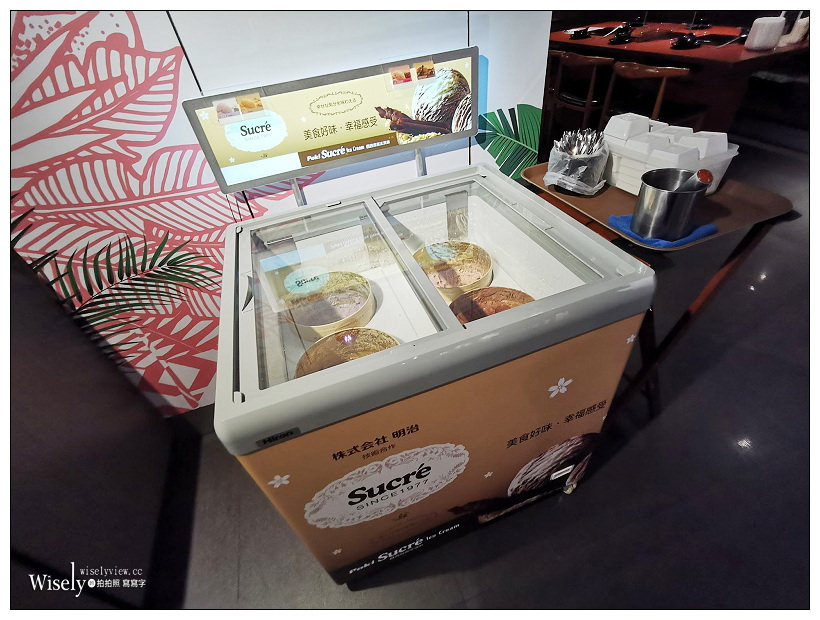 肉多多火鍋(重慶南路)二代店︱粉紅花草彩繪打卡牆／新增兒童遊戲區／多項湯底可供選擇／打卡送肉盤菜餐換肉／冰品甜點飲料吃到飽，捷運台大醫院站美食