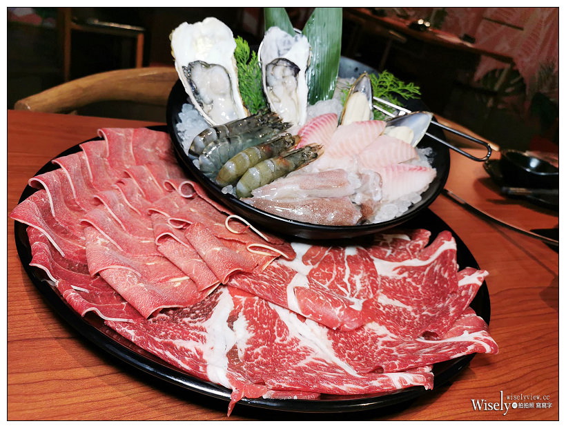 肉多多火鍋(重慶南路)二代店︱粉紅花草彩繪打卡牆／新增兒童遊戲區／多項湯底可供選擇／打卡送肉盤菜餐換肉／冰品甜點飲料吃到飽，捷運台大醫院站美食