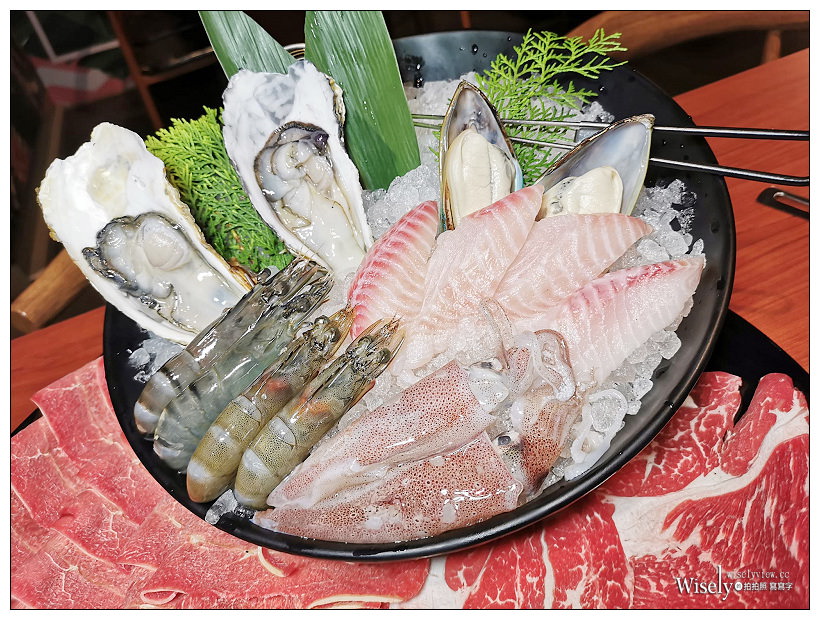 肉多多火鍋(重慶南路)二代店︱粉紅花草彩繪打卡牆／新增兒童遊戲區／多項湯底可供選擇／打卡送肉盤菜餐換肉／冰品甜點飲料吃到飽，捷運台大醫院站美食