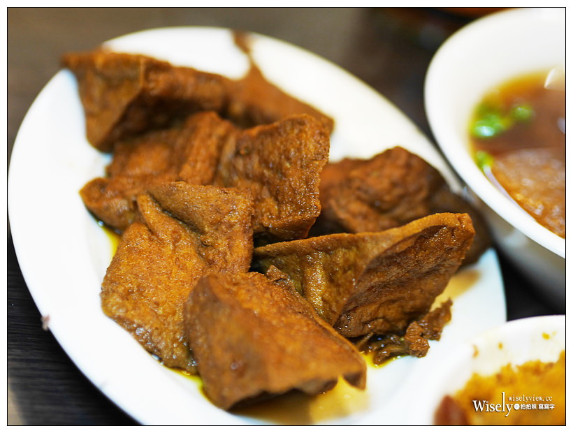 台北 五分埔魯肉飯︱入口即化的油亮黑金魚鬆魯肉飯，以及細軟香濃排骨酥湯～捷運後山埤站美食／松山五分埔美食／台北信義區美食