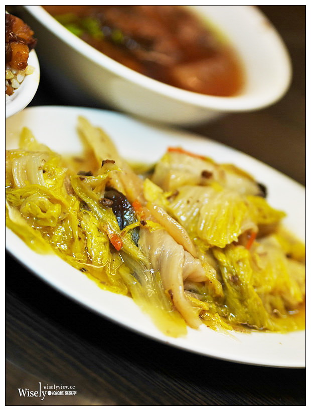 台北 五分埔魯肉飯︱入口即化的油亮黑金魚鬆魯肉飯，以及細軟香濃排骨酥湯～捷運後山埤站美食／松山五分埔美食／台北信義區美食