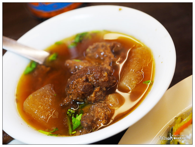 台北 五分埔魯肉飯︱入口即化的油亮黑金魚鬆魯肉飯，以及細軟香濃排骨酥湯～捷運後山埤站美食／松山五分埔美食／台北信義區美食