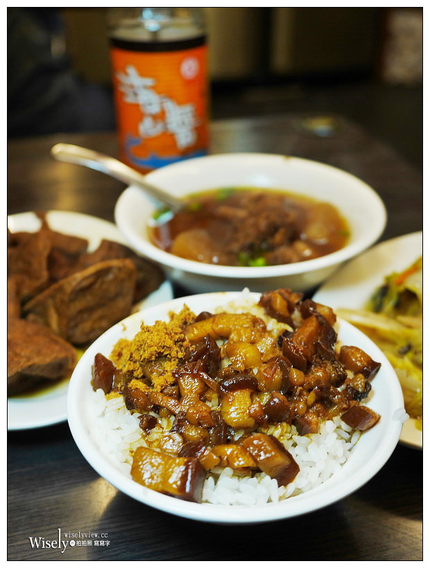 台北 五分埔魯肉飯︱入口即化的油亮黑金魚鬆魯肉飯，以及細軟香濃排骨酥湯～捷運後山埤站美食／松山五分埔美食／台北信義區美食