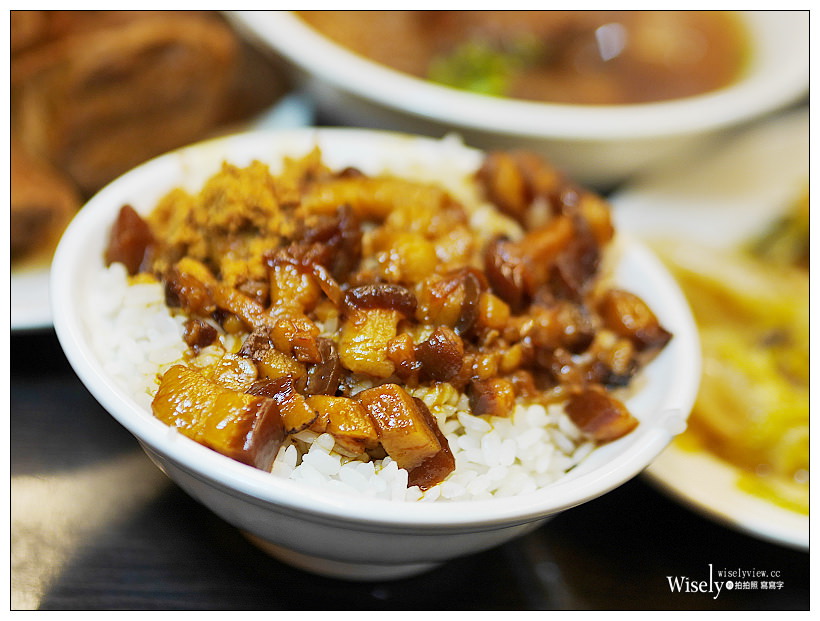 台北 五分埔魯肉飯︱入口即化的油亮黑金魚鬆魯肉飯，以及細軟香濃排骨酥湯～捷運後山埤站美食／松山五分埔美食／台北信義區美食