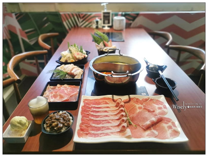 肉多多火鍋。搭訕小鮮女套餐NT269 + 究愛小鮮肉套餐NT299︱平假日整天販售不限時，冰淇淋飲料無限供應吃到飽～全新清爽鍋底：泰式酸辣湯＆南洋綠咖哩