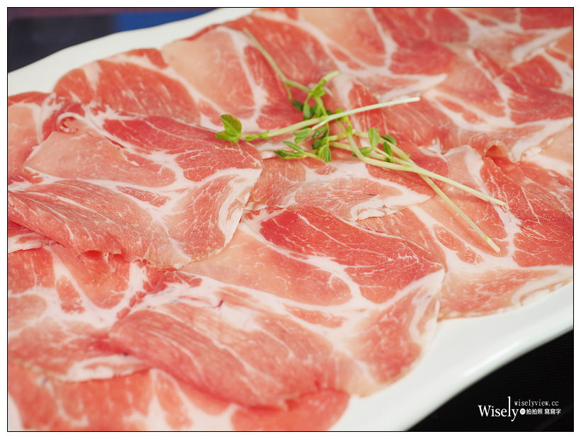 肉多多火鍋。搭訕小鮮女套餐NT269 + 究愛小鮮肉套餐NT299︱平假日整天販售不限時，冰淇淋飲料無限供應吃到飽～全新清爽鍋底：泰式酸辣湯＆南洋綠咖哩