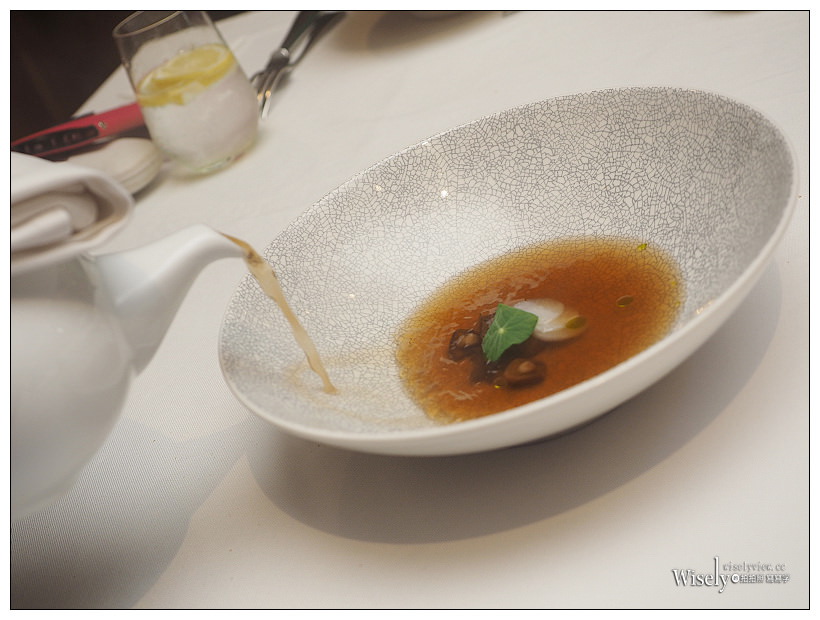 台北華國大飯店。華國牛排館︱必嚐雙絕：肋眼老饕牛排+肋眼心牛排，還有創意開胃前菜，用餐環境復古懷舊～捷運中山國小站美食／中山區美食／台北牛排／晴光商圈美食