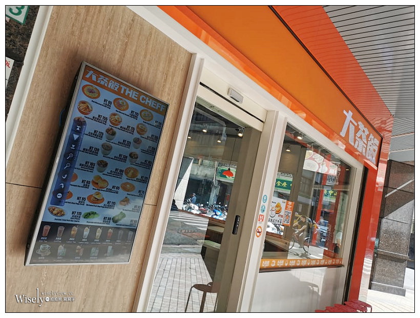 台北西門町美食。大茶飯港式茶餐廳︱近國賓戲院內江街的寵物友善餐廳，軌道車送餐，推薦流心豬扒包、咖哩豬扒撈公仔麵&忌廉溝鮮奶～萬華美食／捷運西門町站美食