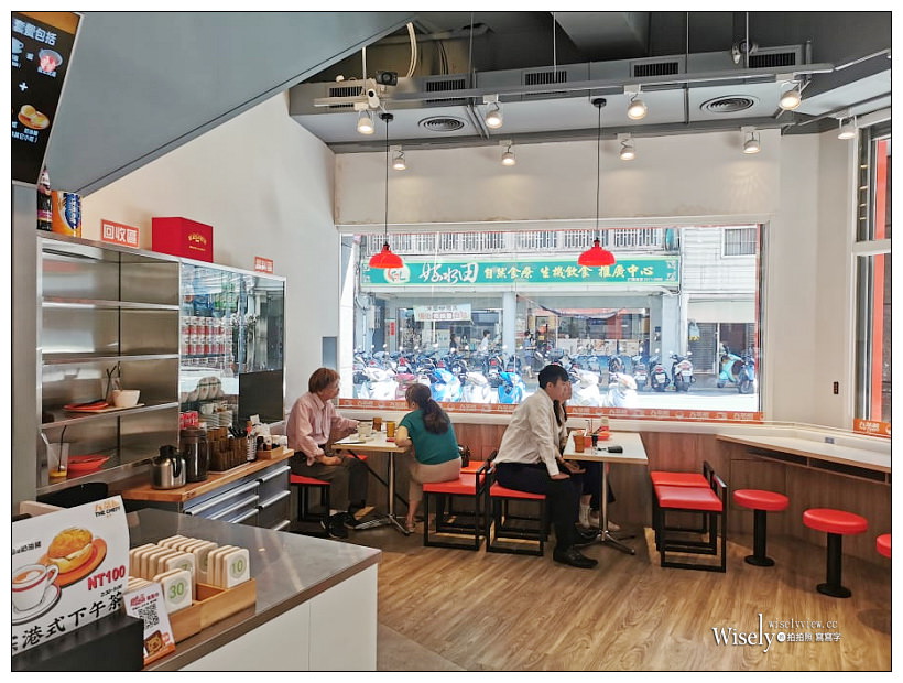 台北西門町美食。大茶飯港式茶餐廳︱近國賓戲院內江街的寵物友善餐廳，軌道車送餐，推薦流心豬扒包、咖哩豬扒撈公仔麵&忌廉溝鮮奶～萬華美食／捷運西門町站美食