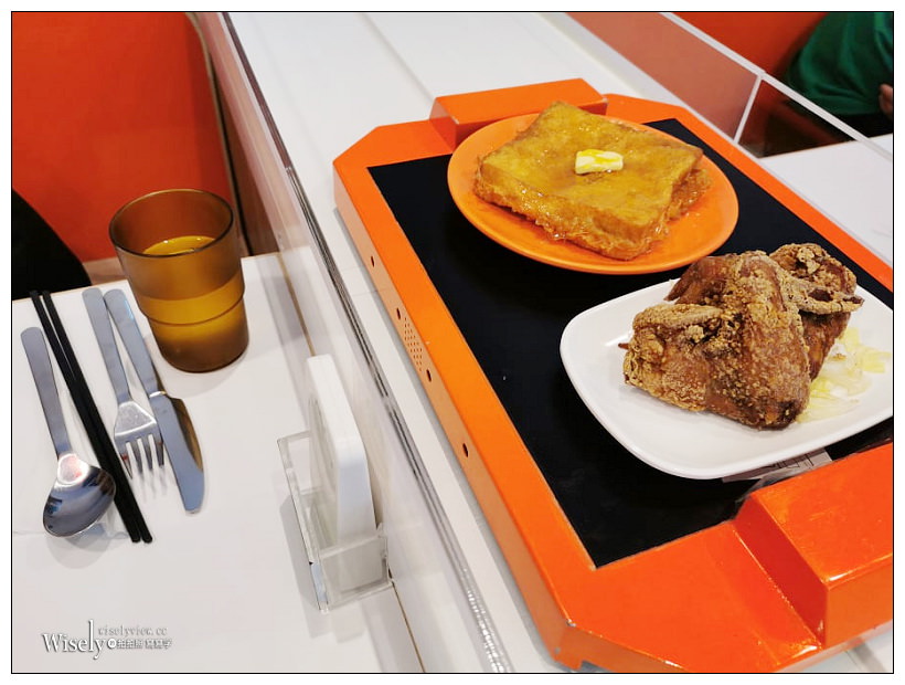 台北西門町美食。大茶飯港式茶餐廳︱近國賓戲院內江街的寵物友善餐廳，軌道車送餐，推薦流心豬扒包、咖哩豬扒撈公仔麵&忌廉溝鮮奶～萬華美食／捷運西門町站美食
