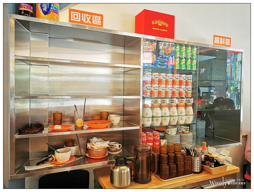 台北西門町美食。大茶飯港式茶餐廳︱近國賓戲院內江街的寵物友善餐廳，軌道車送餐，推薦流心豬扒包、咖哩豬扒撈公仔麵&忌廉溝鮮奶～萬華美食／捷運西門町站美食
