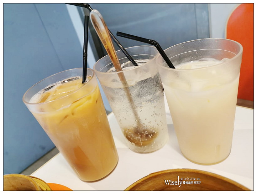 台北西門町美食。大茶飯港式茶餐廳︱近國賓戲院內江街的寵物友善餐廳，軌道車送餐，推薦流心豬扒包、咖哩豬扒撈公仔麵&忌廉溝鮮奶～萬華美食／捷運西門町站美食
