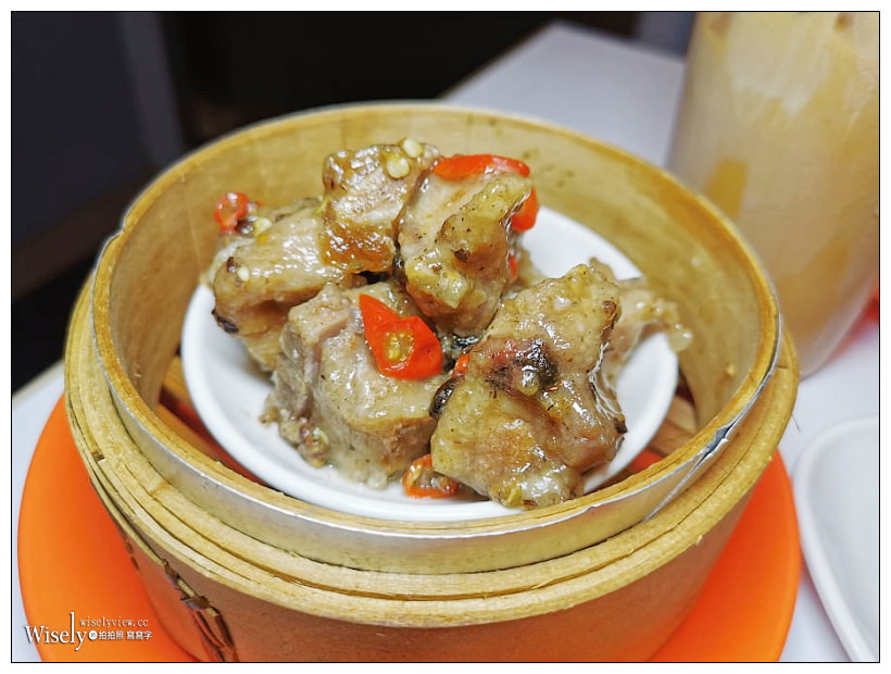 台北西門町美食。大茶飯港式茶餐廳︱近國賓戲院內江街的寵物友善餐廳，軌道車送餐，推薦流心豬扒包、咖哩豬扒撈公仔麵&忌廉溝鮮奶～萬華美食／捷運西門町站美食