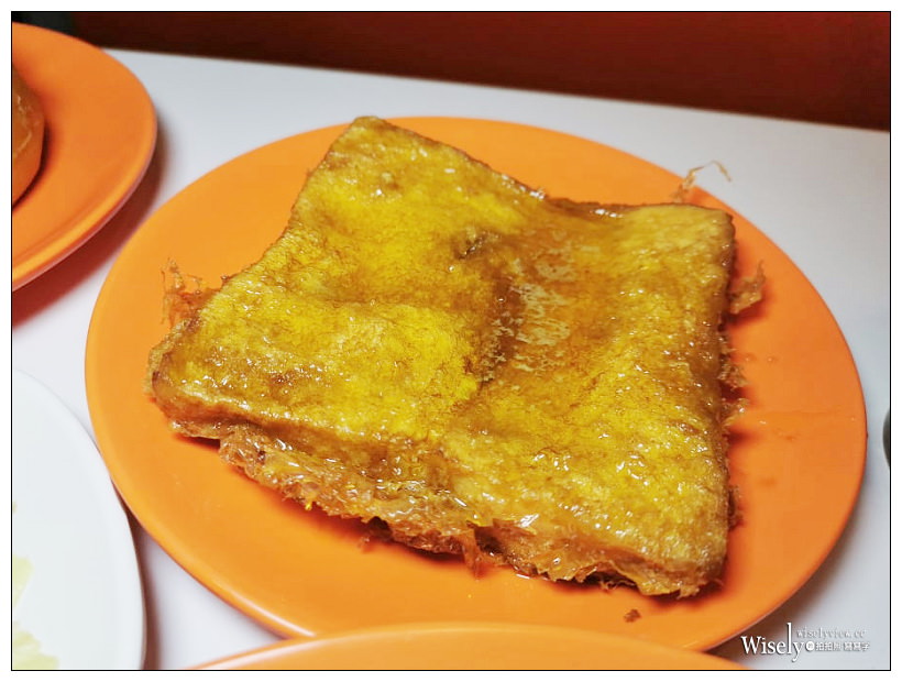 台北西門町美食。大茶飯港式茶餐廳︱近國賓戲院內江街的寵物友善餐廳，軌道車送餐，推薦流心豬扒包、咖哩豬扒撈公仔麵&忌廉溝鮮奶～萬華美食／捷運西門町站美食