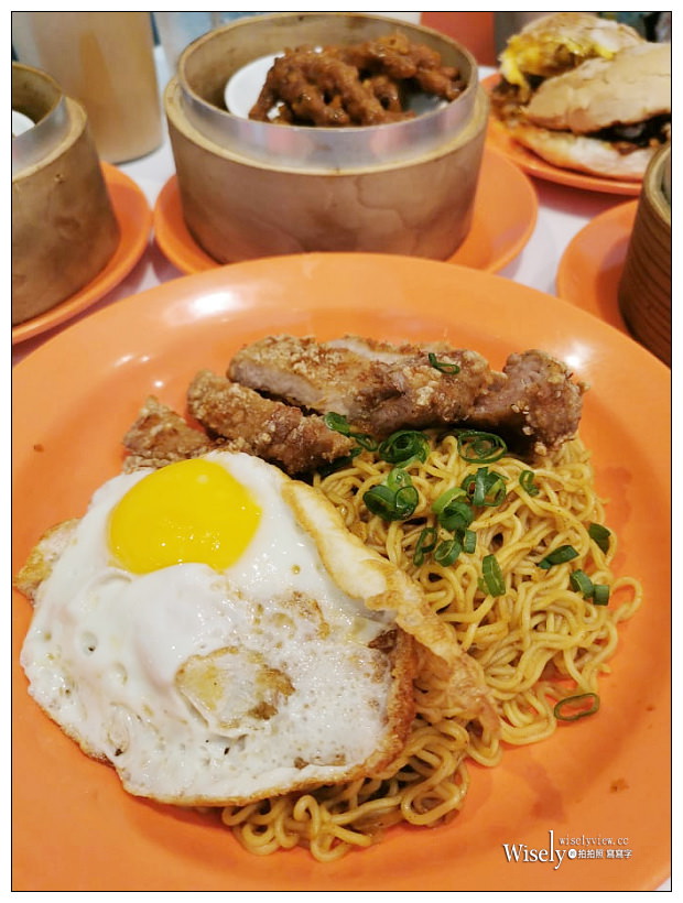 台北西門町美食。大茶飯港式茶餐廳︱近國賓戲院內江街的寵物友善餐廳，軌道車送餐，推薦流心豬扒包、咖哩豬扒撈公仔麵&忌廉溝鮮奶～萬華美食／捷運西門町站美食