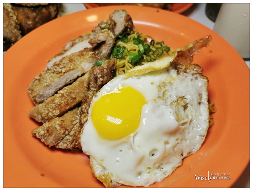 台北西門町美食。大茶飯港式茶餐廳︱近國賓戲院內江街的寵物友善餐廳，軌道車送餐，推薦流心豬扒包、咖哩豬扒撈公仔麵&忌廉溝鮮奶～萬華美食／捷運西門町站美食