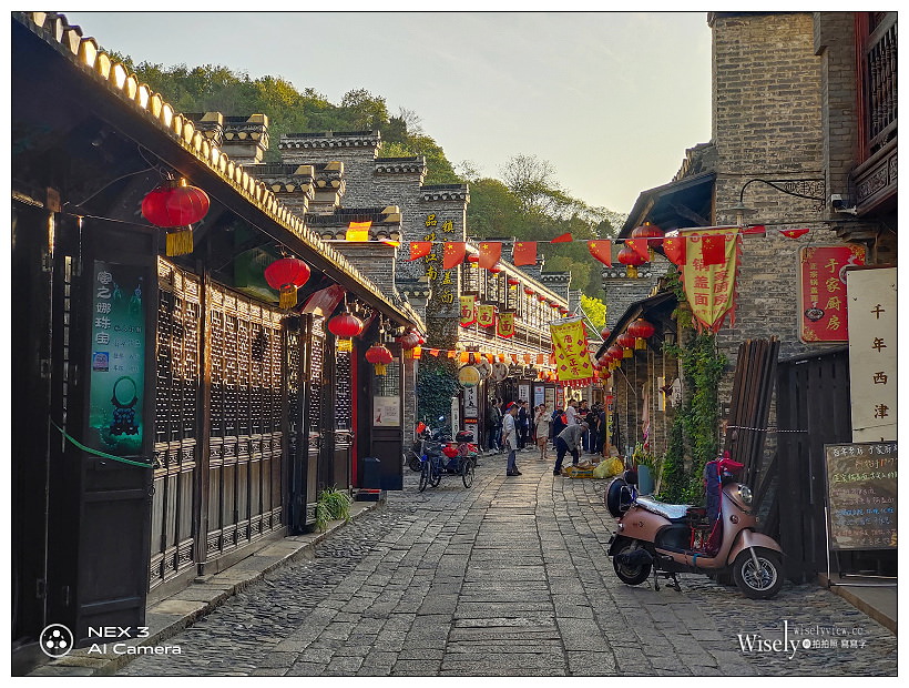 南京鎮江。跟著詩詞走江蘇︱經典文學建築物之旅，台灣網紅趴趴走 x 新浪江蘇～南京金鷹國際酒店／南京歷史博物院／大報恩寺遺址公園／南京市民俗博物館／南京中華樓.長干里／北固山／鎮江西津渡老街／恒順香醋／句容茅山