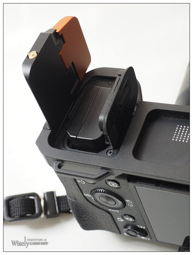 STC FOGRIP 快展手把&側邊L型快拆板。開箱文︱75g輕量鋁合金堅固耐用，隱藏式收合節省握力方便更換電池，適用Sony A9／A7RM3／A7M3／A72／A73／A7S2