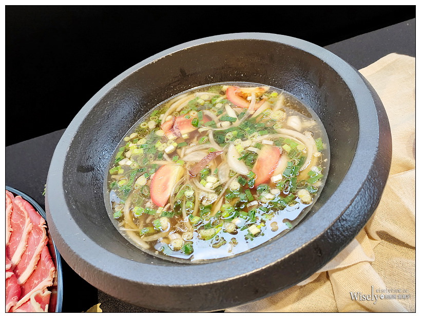 台北士林。肉多多火鍋：天母新光三越百貨 5F︱雙人海陸套餐 CP 值高，用餐環境舒適～捷運芝山站美食 x 天母美食 x 天母火鍋 x 天母新光三越百貨美食