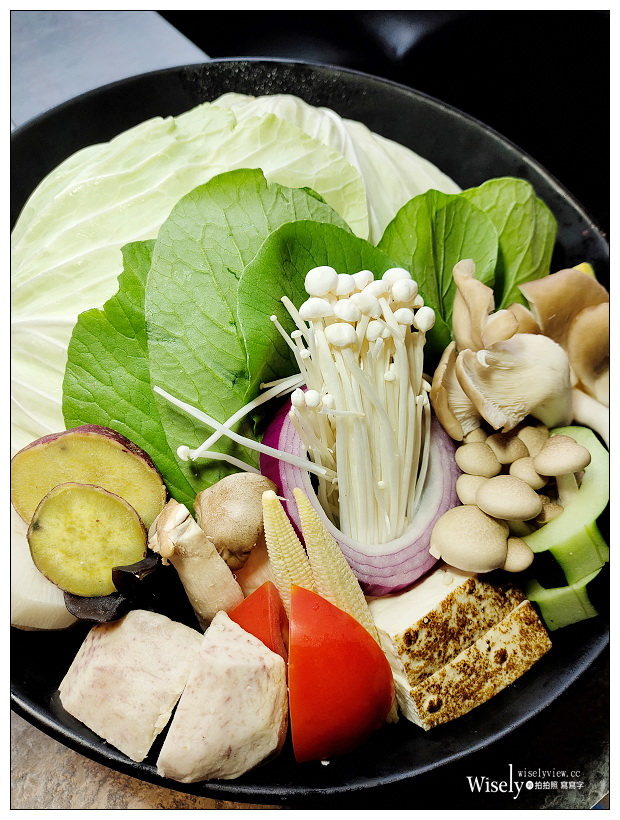 台北士林。肉多多火鍋：天母新光三越百貨 5F︱雙人海陸套餐 CP 值高，用餐環境舒適～捷運芝山站美食 x 天母美食 x 天母火鍋 x 天母新光三越百貨美食