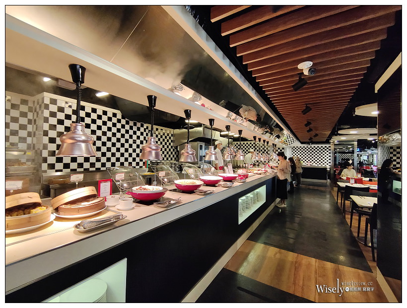 台北中正。台北凱撒大飯店 Checkers 自助餐︱2020限定草莓季甜品吃到飽，酸菜白肉鍋、現燙牛肉湯&炙燒握壽司與啤酒任喝～捷運台北車站美食 x 北車美食