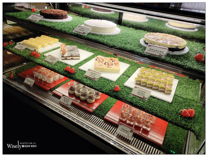 台北中正。台北凱撒大飯店 Checkers 自助餐︱2020限定草莓季甜品吃到飽，酸菜白肉鍋、現燙牛肉湯&炙燒握壽司與啤酒任喝～捷運台北車站美食 x 北車美食