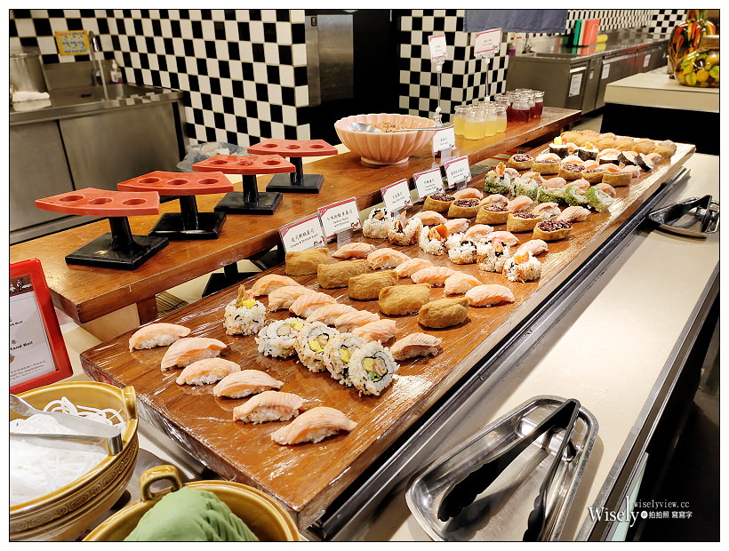 台北中正。台北凱撒大飯店 Checkers 自助餐︱2020限定草莓季甜品吃到飽，酸菜白肉鍋、現燙牛肉湯&炙燒握壽司與啤酒任喝～捷運台北車站美食 x 北車美食
