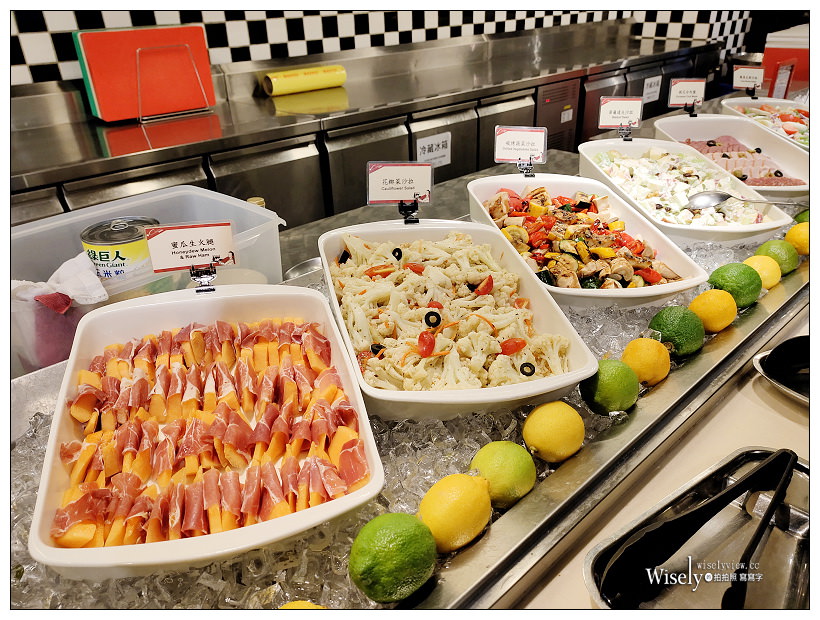 台北中正。台北凱撒大飯店 Checkers 自助餐︱2020限定草莓季甜品吃到飽，酸菜白肉鍋、現燙牛肉湯&炙燒握壽司與啤酒任喝～捷運台北車站美食 x 北車美食