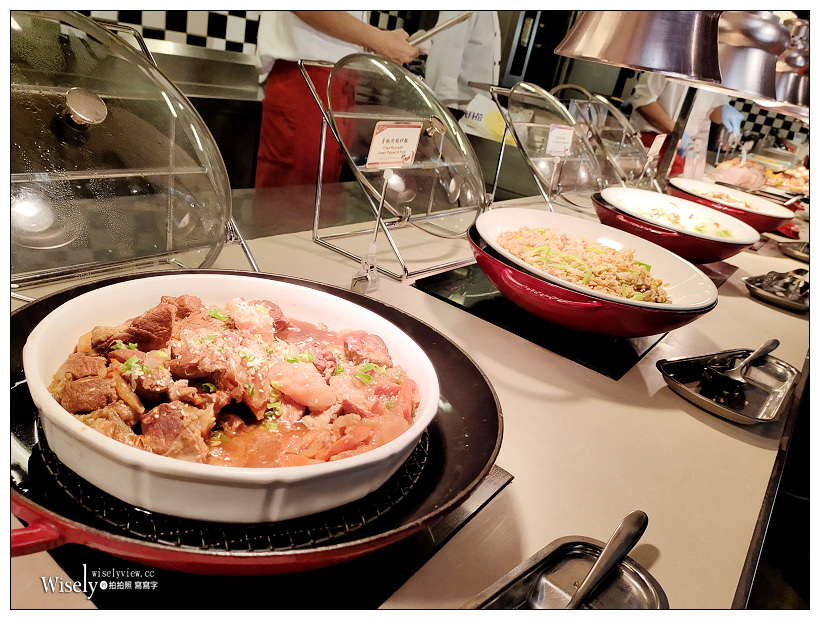 台北中正。台北凱撒大飯店 Checkers 自助餐︱2020限定草莓季甜品吃到飽，酸菜白肉鍋、現燙牛肉湯&炙燒握壽司與啤酒任喝～捷運台北車站美食 x 北車美食