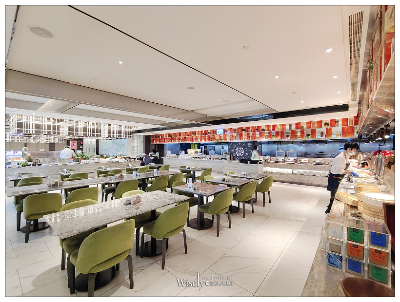 新北板橋。板橋凱撒大飯店 朋派自助餐︱西餐、牛排、熱炒、日料、甜點與古早味料理，相鄰車站10分鐘步程～環境乾淨舒適寬敞，平價吃到飽選擇