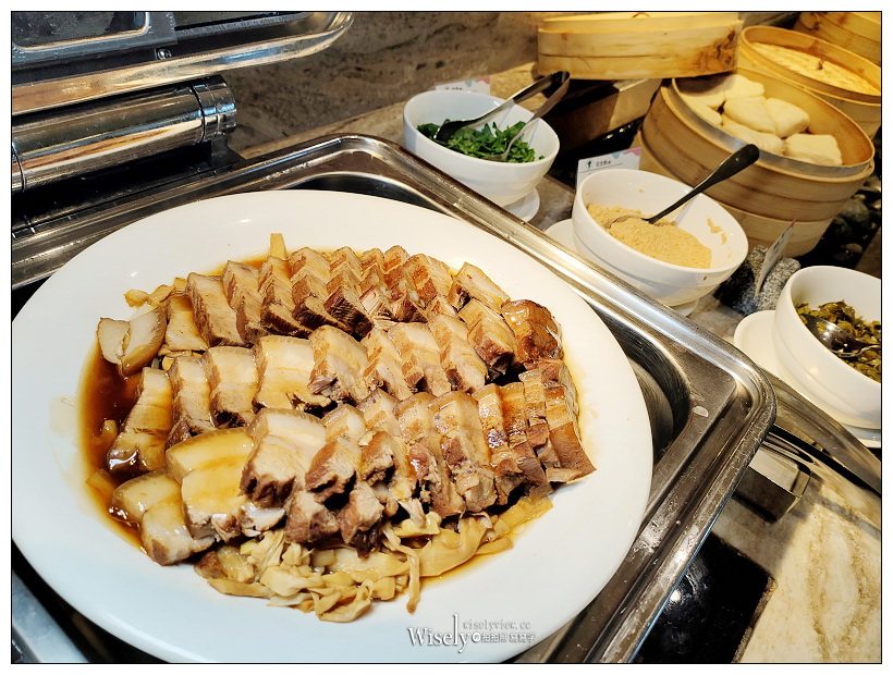 新北板橋。板橋凱撒大飯店 朋派自助餐︱西餐、牛排、熱炒、日料、甜點與古早味料理，相鄰車站10分鐘步程～環境乾淨舒適寬敞，平價吃到飽選擇