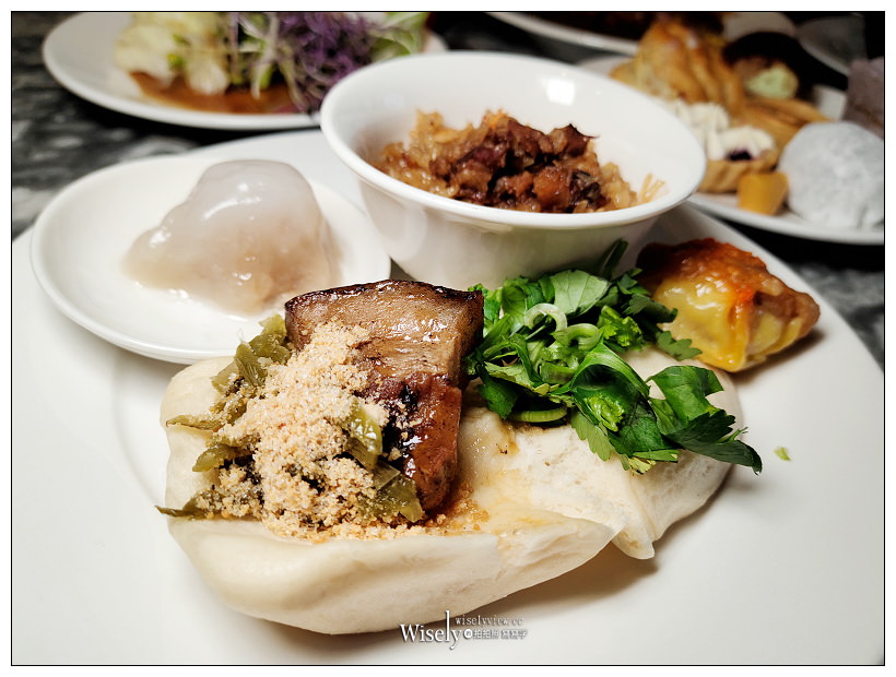 新北板橋。板橋凱撒大飯店 朋派自助餐︱西餐、牛排、熱炒、日料、甜點與古早味料理，相鄰車站10分鐘步程～環境乾淨舒適寬敞，平價吃到飽選擇