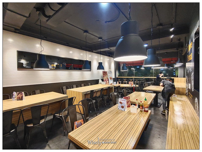 天母美食。德州美墨炸雞︱辣味韓式醬菜巨無霸雞腿堡，多汁炸雞桶 & 香酥雞柳～捷運明德站美食 x 士林區美食 x 天母美式餐廳 x 台北美式炸雞