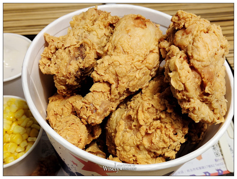 天母美食。德州美墨炸雞︱辣味韓式醬菜巨無霸雞腿堡，多汁炸雞桶 & 香酥雞柳～捷運明德站美食 x 士林區美食 x 天母美式餐廳 x 台北美式炸雞