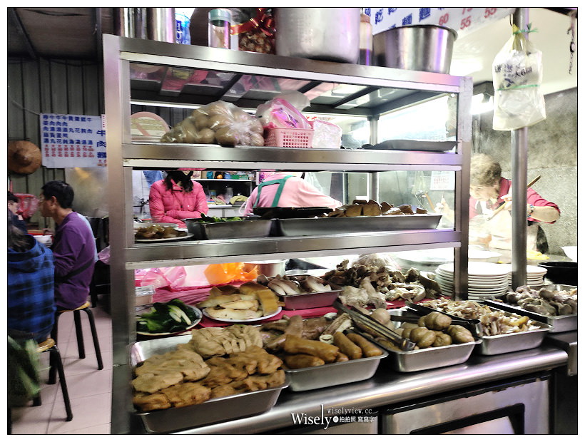新店美食。新店中正路宵夜麵︱平價份量多，大推黑白切小菜～捷運七張站美食 x 新店牛肉麵 x 新店小吃