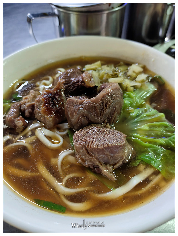新店美食。新店中正路宵夜麵︱平價份量多，大推黑白切小菜～捷運七張站美食 x 新店牛肉麵 x 新店小吃
