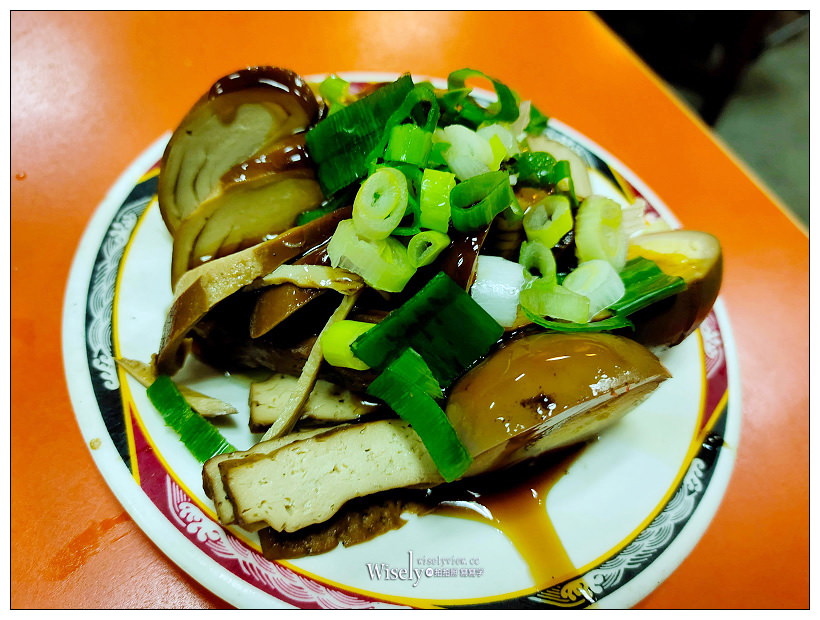 新店宵夜。民族路切仔麵 黑白切熱炒小吃店︱超大碗什錦湯麵，自製辣醬很威～捷運大坪林站美食／大坪林熱炒／營業時間晚上10點至凌晨3點